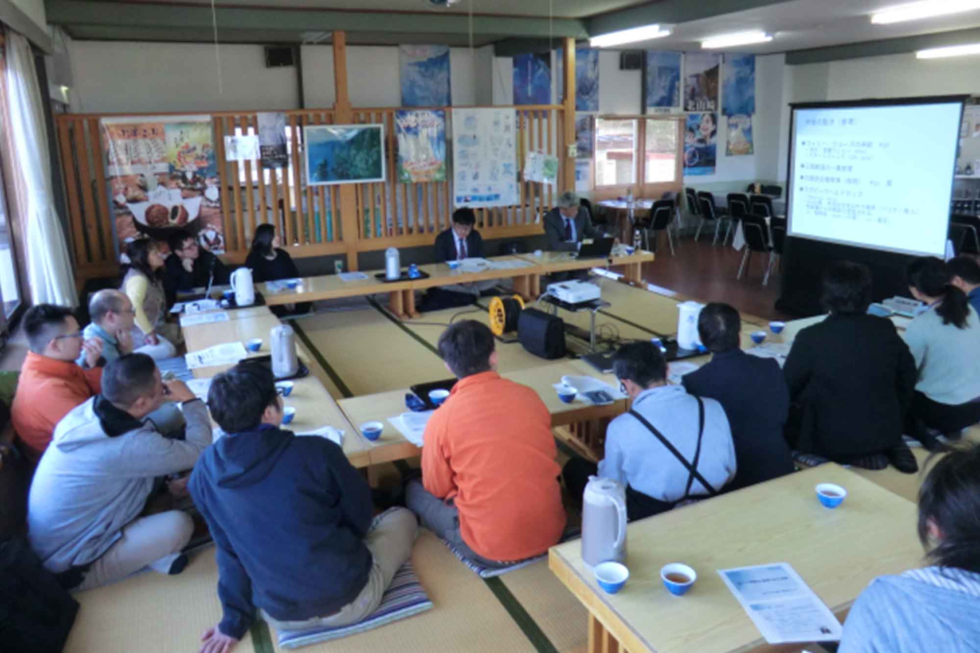 地域の事業者が定期的に集まり、会議を行う