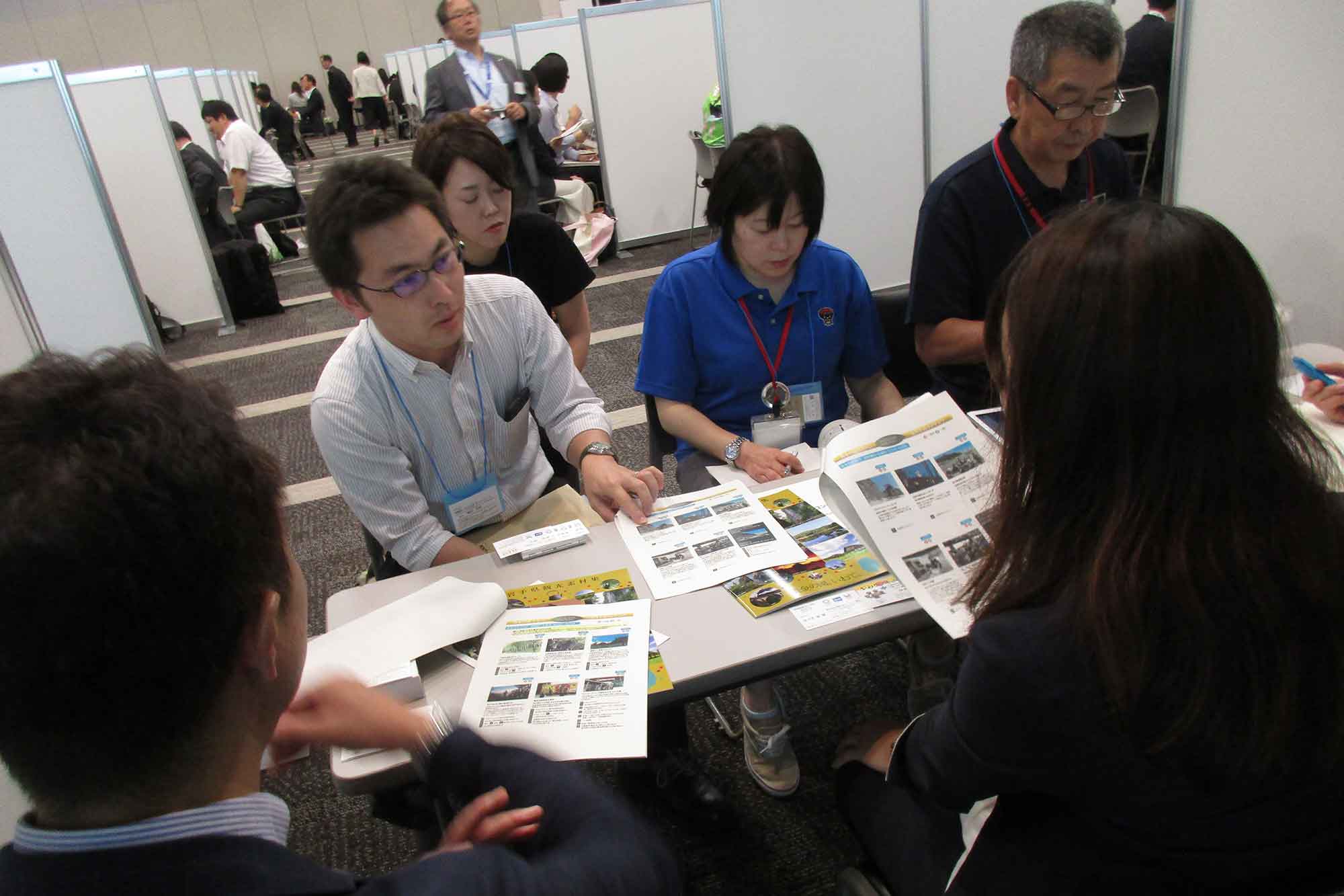 観光地としての魅力づくりのため、旅行ツアー企画の商談を行う